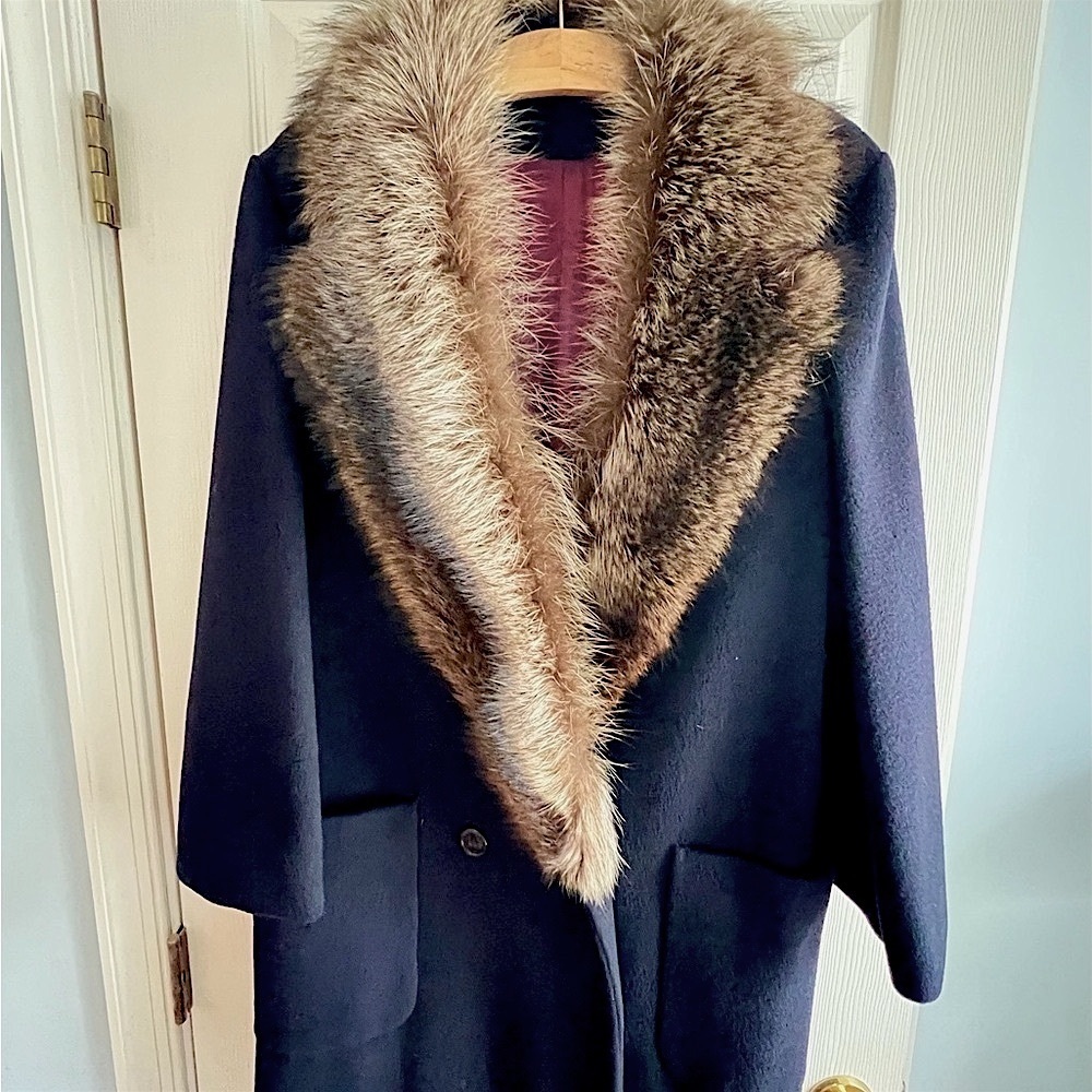 Elegant Navy Coat with Fur Trim - Picture 3 of 3
